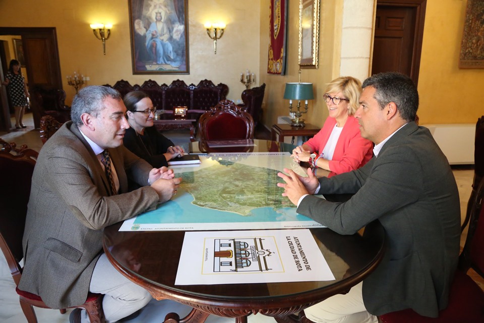 El alcalde de Rota recibe la visita institucional del delegado territorial de Educación