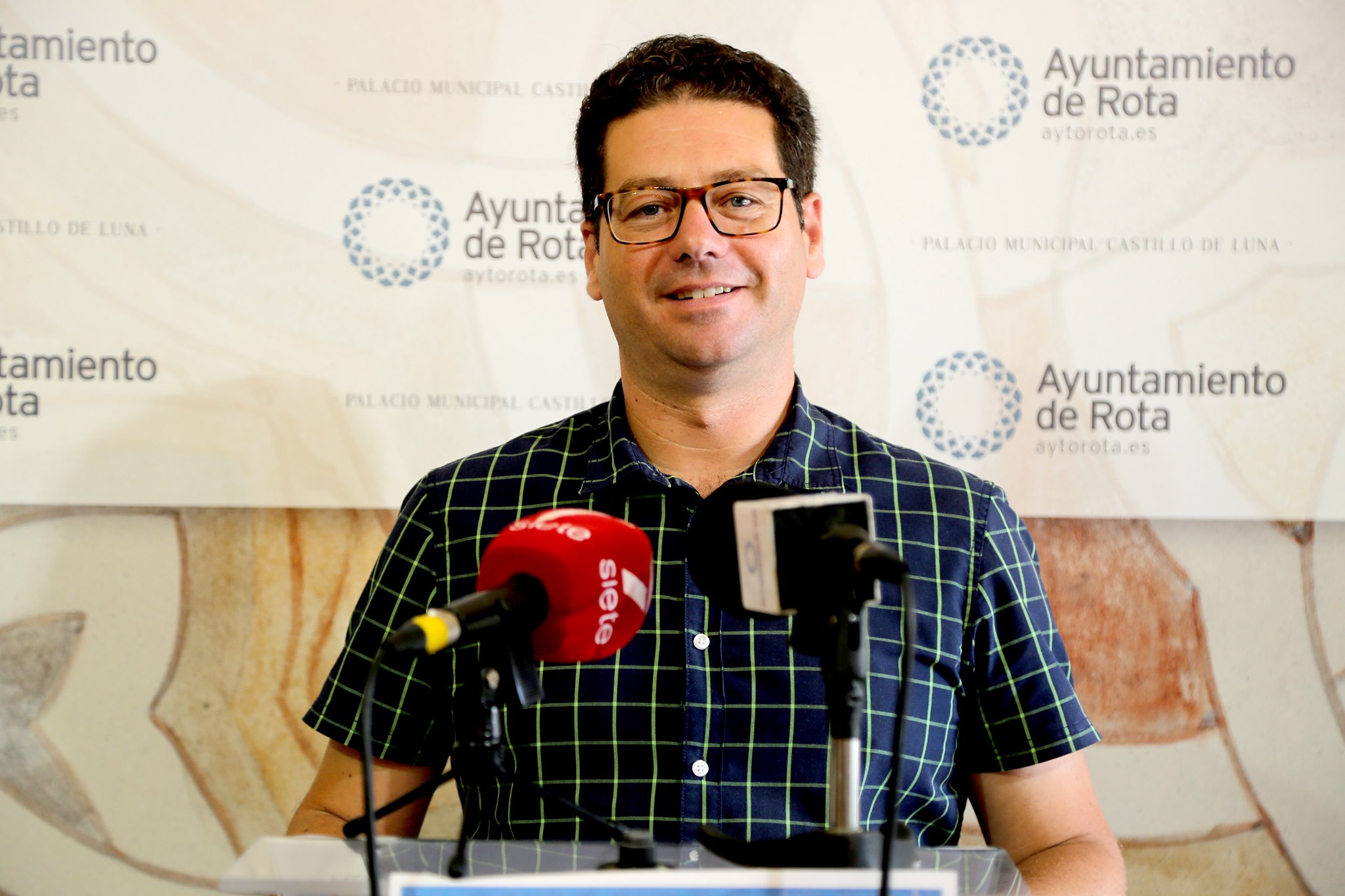 El delegado de Juventud de Rota presenta las novedades y actividades incluidas en la programación de julio del Verano Joven