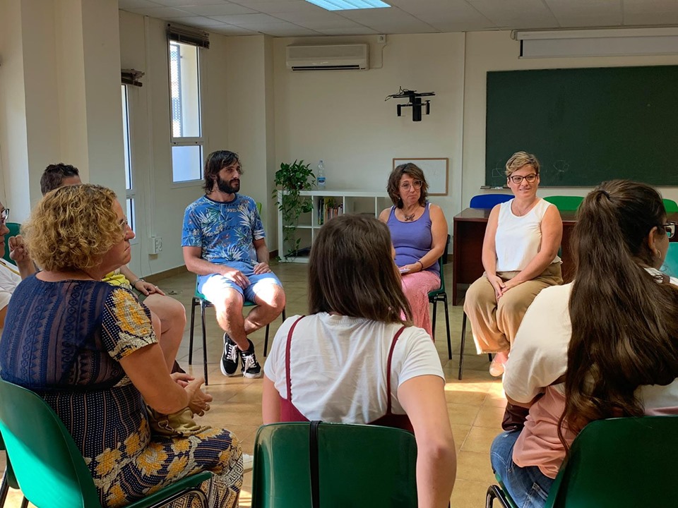 La delegada de Igualdad valora con las monitoras el buen resultado y novedades del servicio 'El Recreo' de este verano en Rota