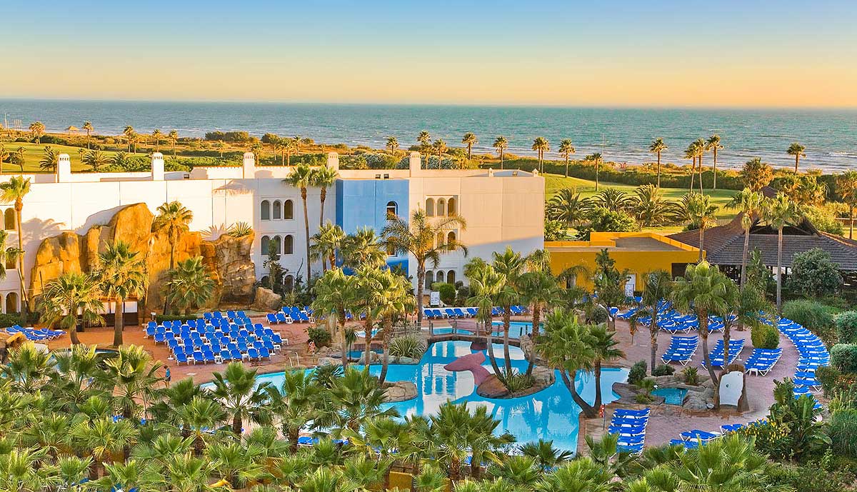 Vista de la zona de piscinas del Hotel Playaballena Spa