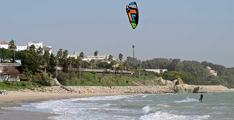 Vista panorámica de la Playa del Chorrillo y del paseo marítimo, el Pico de Barro a la derecha