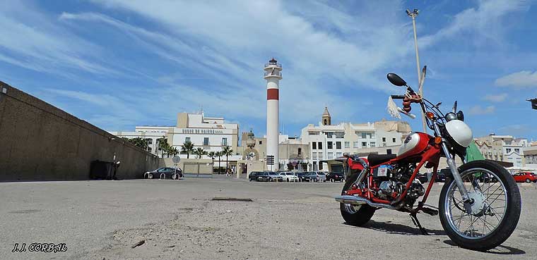 Muelle pesquero con el casco antiguo al fondo