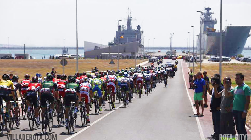 La vuelta ciclista en su recorrido por la Base Aeronaval (c) [12] RTVE